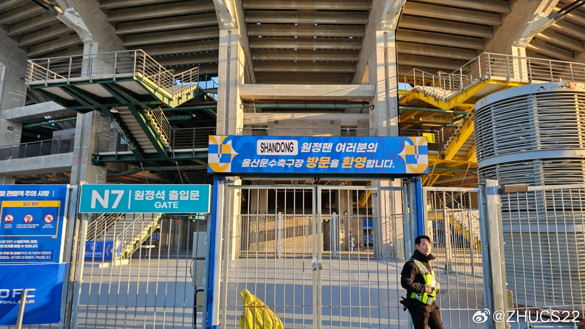  博主：蔚山現(xiàn)場工作人員、轉(zhuǎn)播車、安保在準備撤場，場外一片安靜