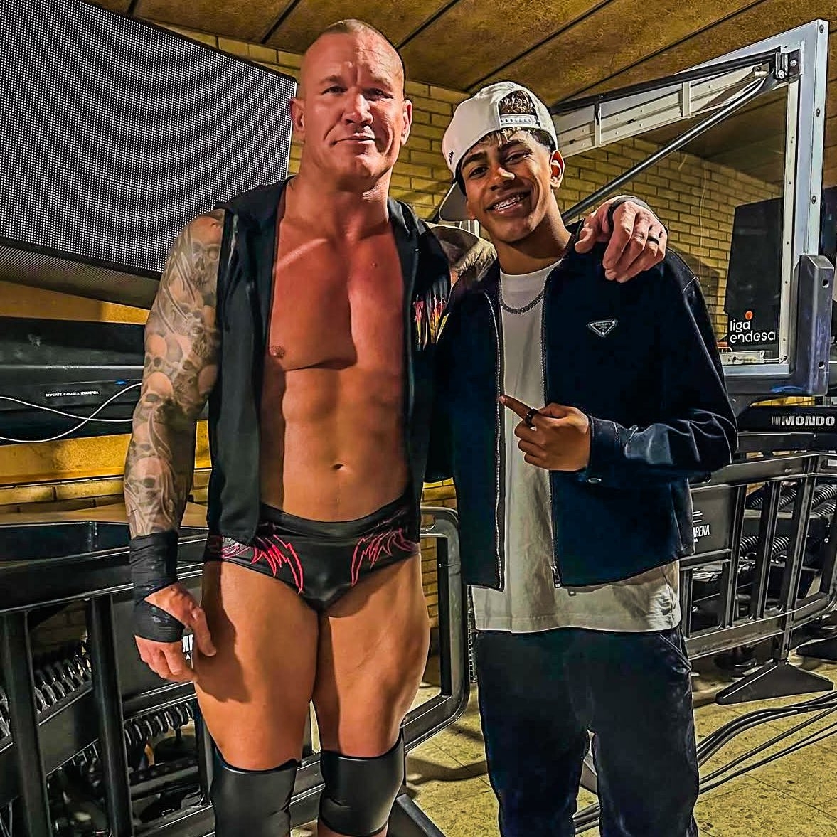  小心RKO！亞馬爾現(xiàn)場觀戰(zhàn)WWE，和奧爾頓、Triple H等合影
