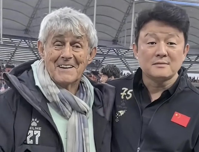  有點(diǎn)像？米盧差點(diǎn)將青島籍演員張磊誤認(rèn)為是孫繼海