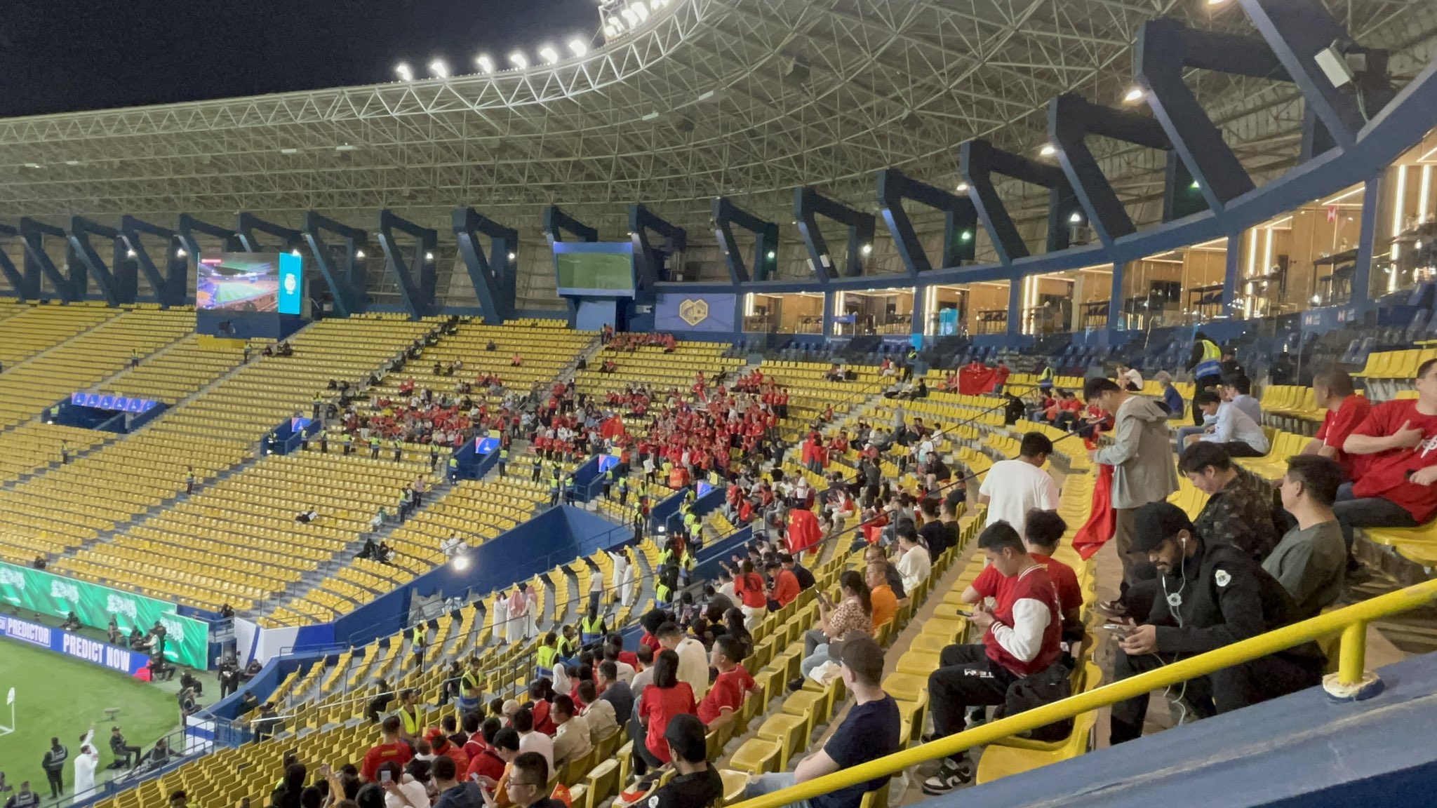  球票已售罄！中國球迷已經(jīng)入場，坐在球場上層沙特球迷區(qū)上方