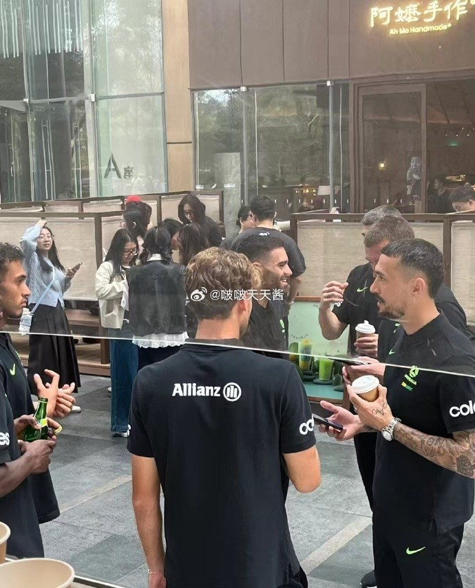  松弛感拉滿！澳大利亞隊員在杭州街頭喝奶茶