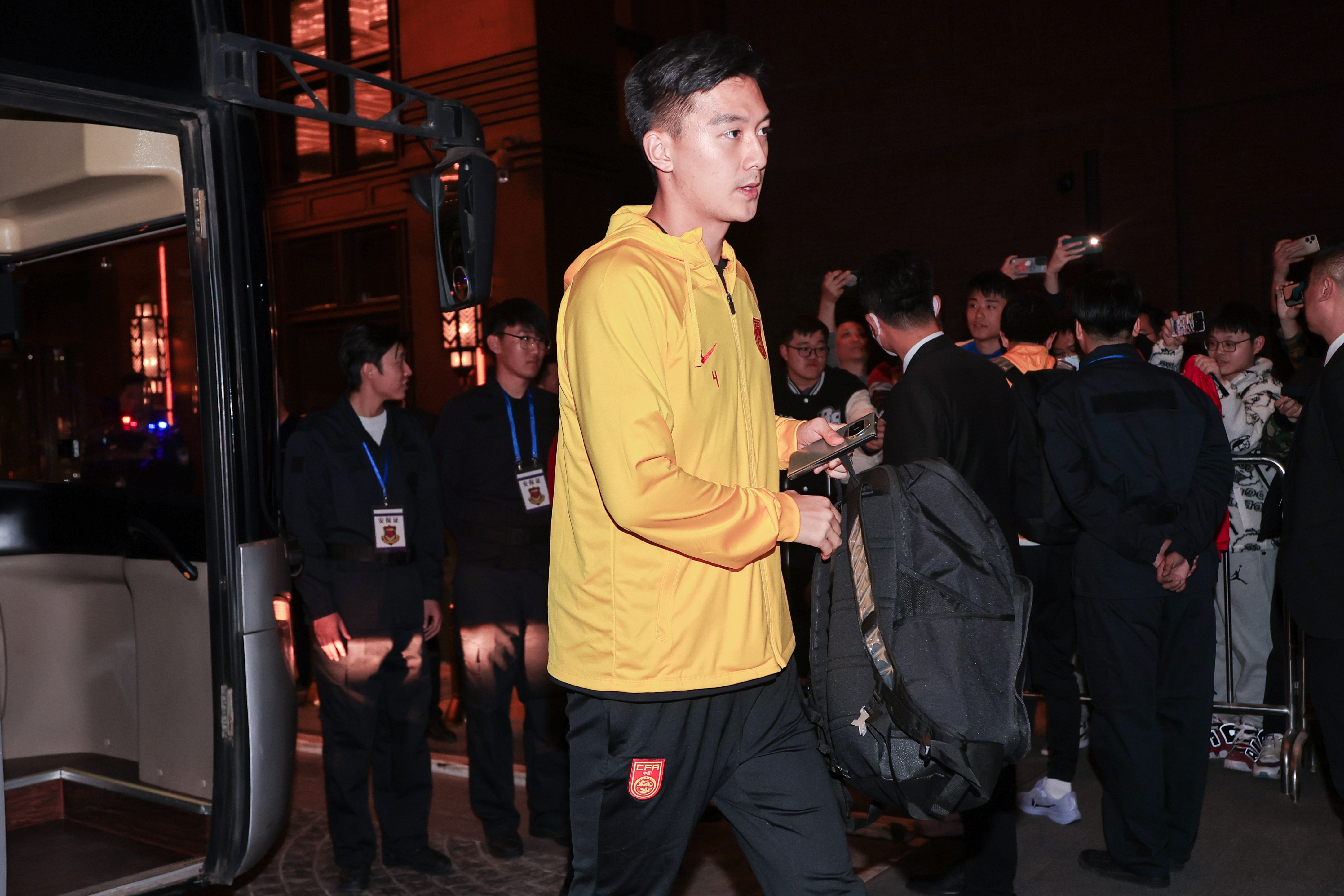  津媒：李源一表現(xiàn)達(dá)標(biāo)后伊萬火速招入，蔣圣龍讓國足教練組舒緩